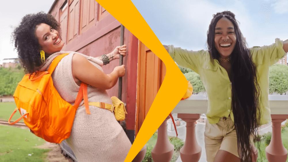 Preta e Amora, apresentadoras do Mochileiras, temporada 3, lado a lado, ambas são mulheres pretas.