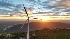 Imagem do aerogerador no amanhecer do dia