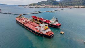 Navio Carlos Drummond de Andrade, da Transpetro, abastecido com bunker com conteúdo renovável da Petrobras