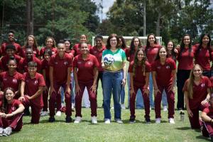 A presidente da Petrobras, Magda Chambriard, e atletas da Ferroviária na cerimônia de início das obras do Centro de Treinamento para o Futebol Feminino em Araraquara (SP)