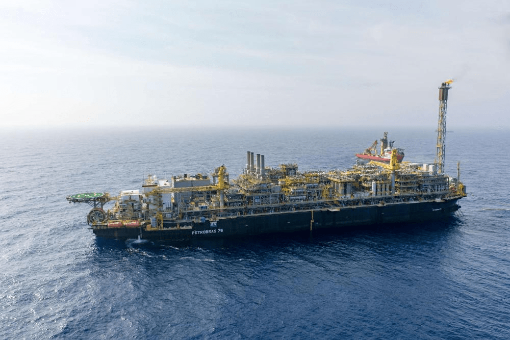 Plataforma de petróleo da Petrobras, do tipo FPSO, no mar. Ao lado do caso está escrito 