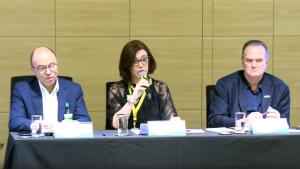 A presidente Magda Chambriard e os diretores Claudio Schlosser e Fernando Melgarejo, durante coletiva de imprensa sobre o preço do diesel