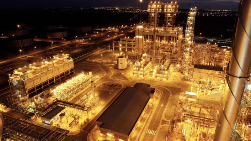 Refap à noite, iluminada.