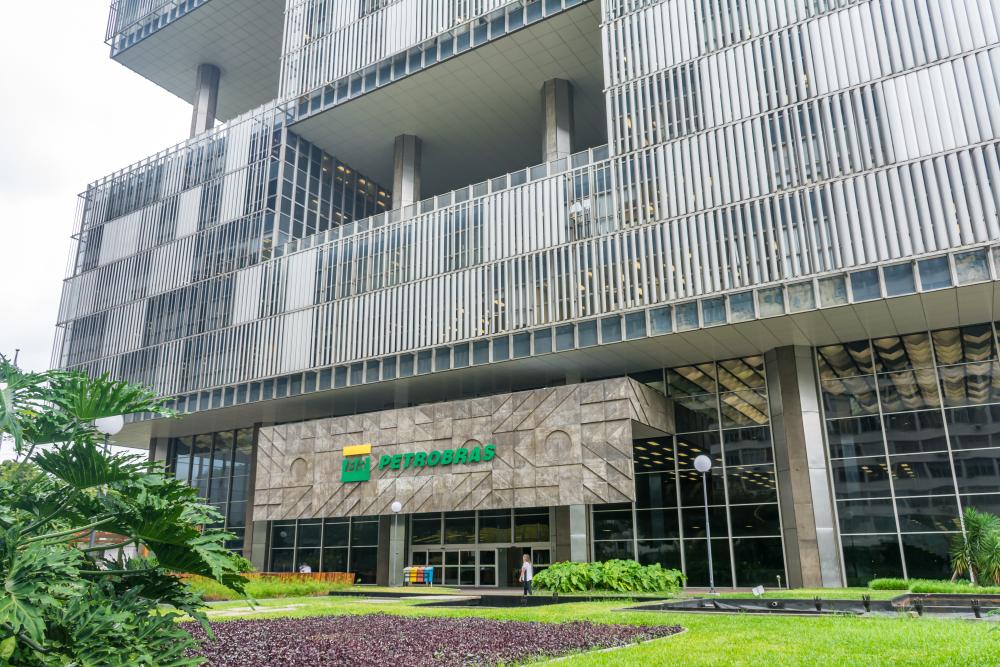 Detalhe da fachada do Edifício Sede da Petrobras (Edise), com destaque na logo da empresa em alto relevo.