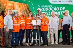 Presidente da República, Luiz Inácio Lula da Silva, durante visita à Fafen-BA por ocasião da retomada das operações