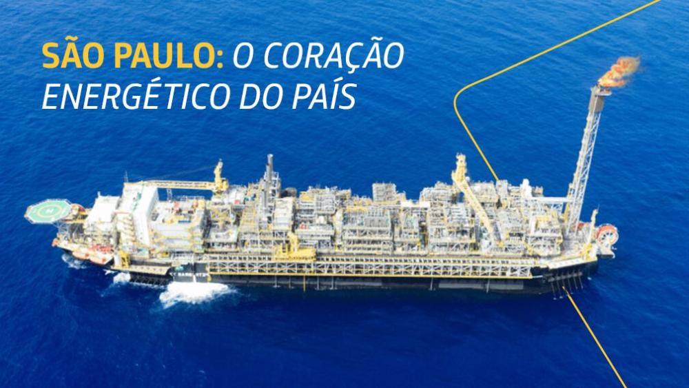Fotografia aérea diurna da plataforma de petróleo P-77, do tipo FPSO, no oceano.