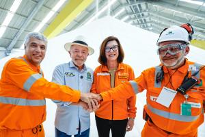 O presidente da República, Luiz Inácio Lula da Silva, e a presidente da Petrobras, Magda Chambriard, durante visita à Fafen-SE